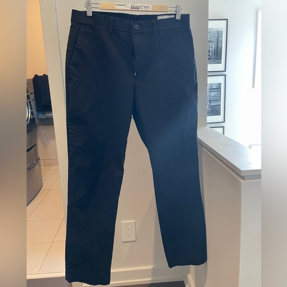 GAP modern khakis in relaxed fit with gapflex - Picture 2 of 4